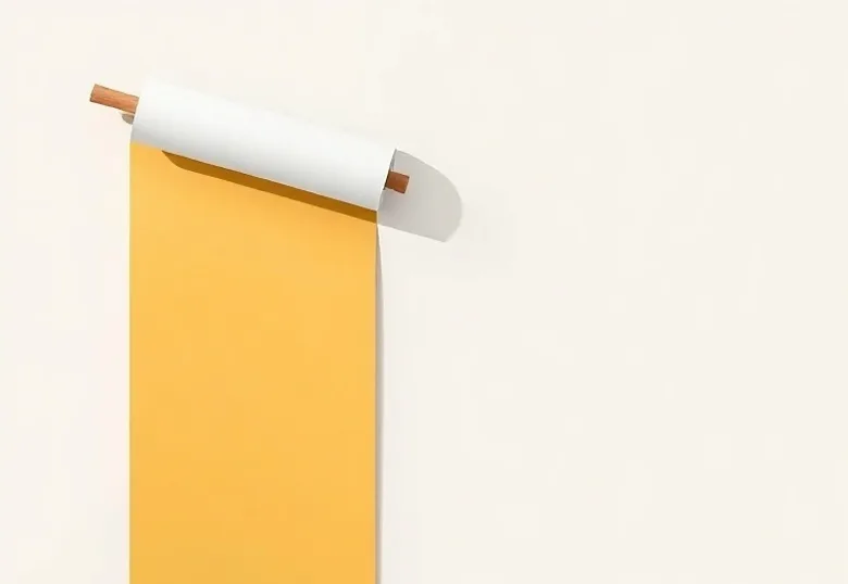 Pose de papier peint, rouleau et brosse à maroufler